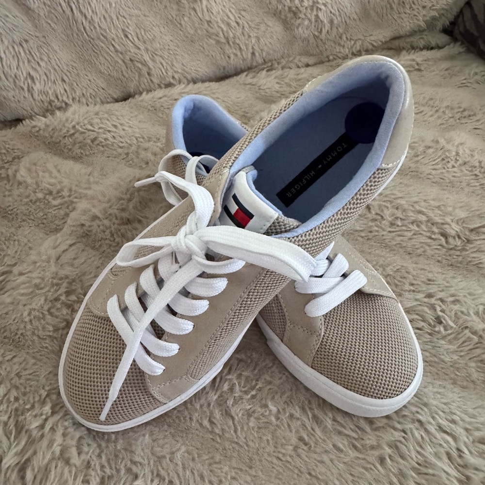 Tommy Hilfiger Tan Sneakers‎